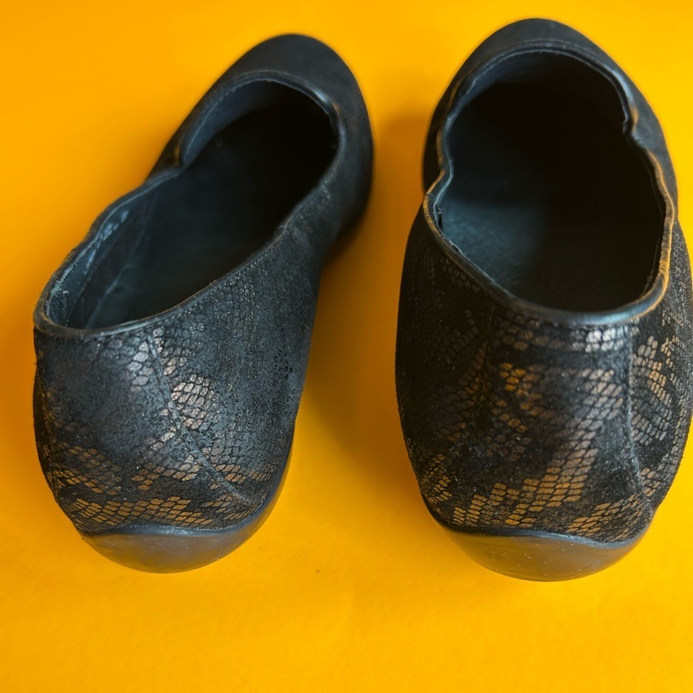 Dansko Vintage Olivia Black and Metalic Gold/Bronze Patterned Loafers 1” Heel - Picture 7 of 12